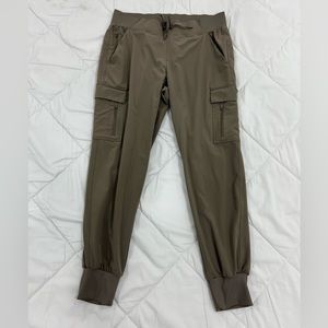 ALL IN MOTION sweatpants, color verde oscuro, talla M